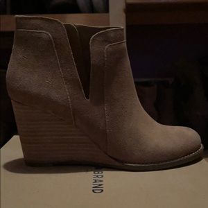 Nerved worn wedged booties